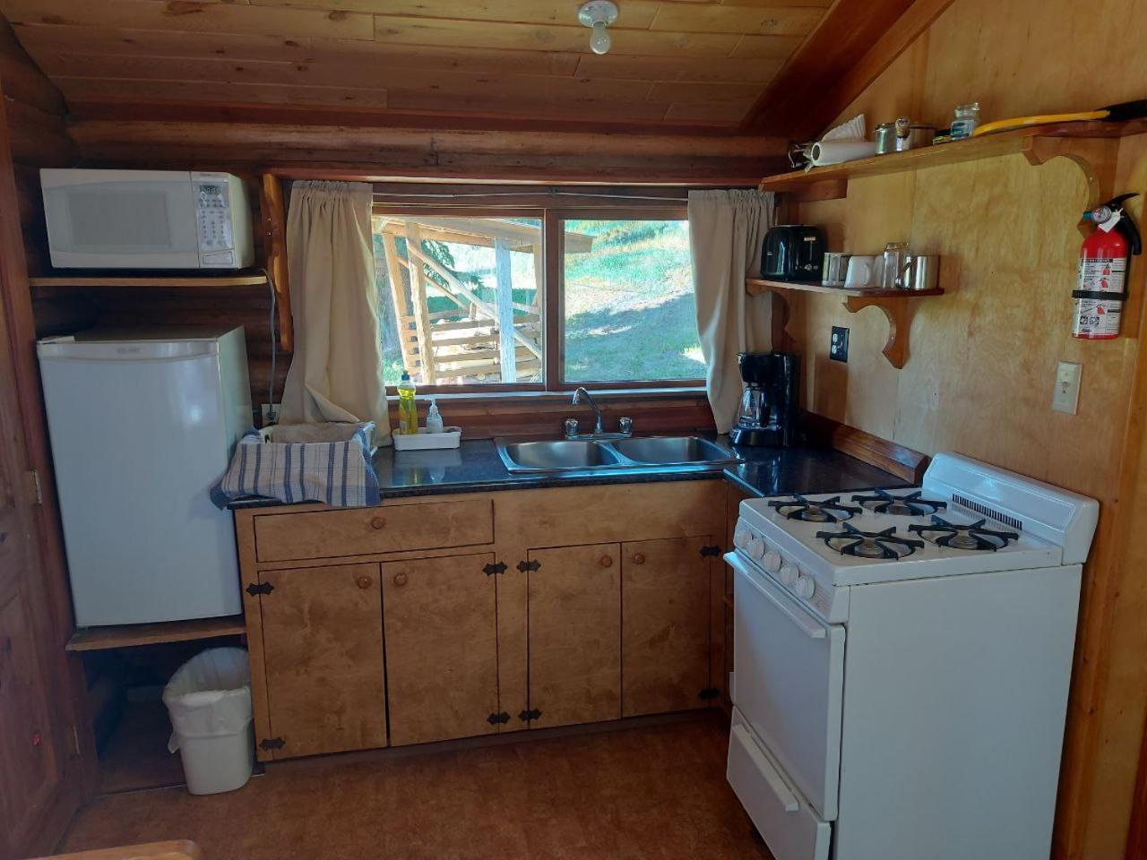 Escott Bay Resort Anahim Lake Экстерьер фото